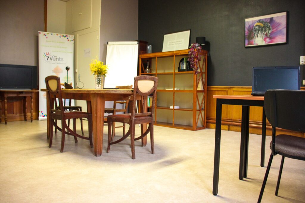 Table centrale dans la salle rose de l’espace de coworking le Zéphyr 
